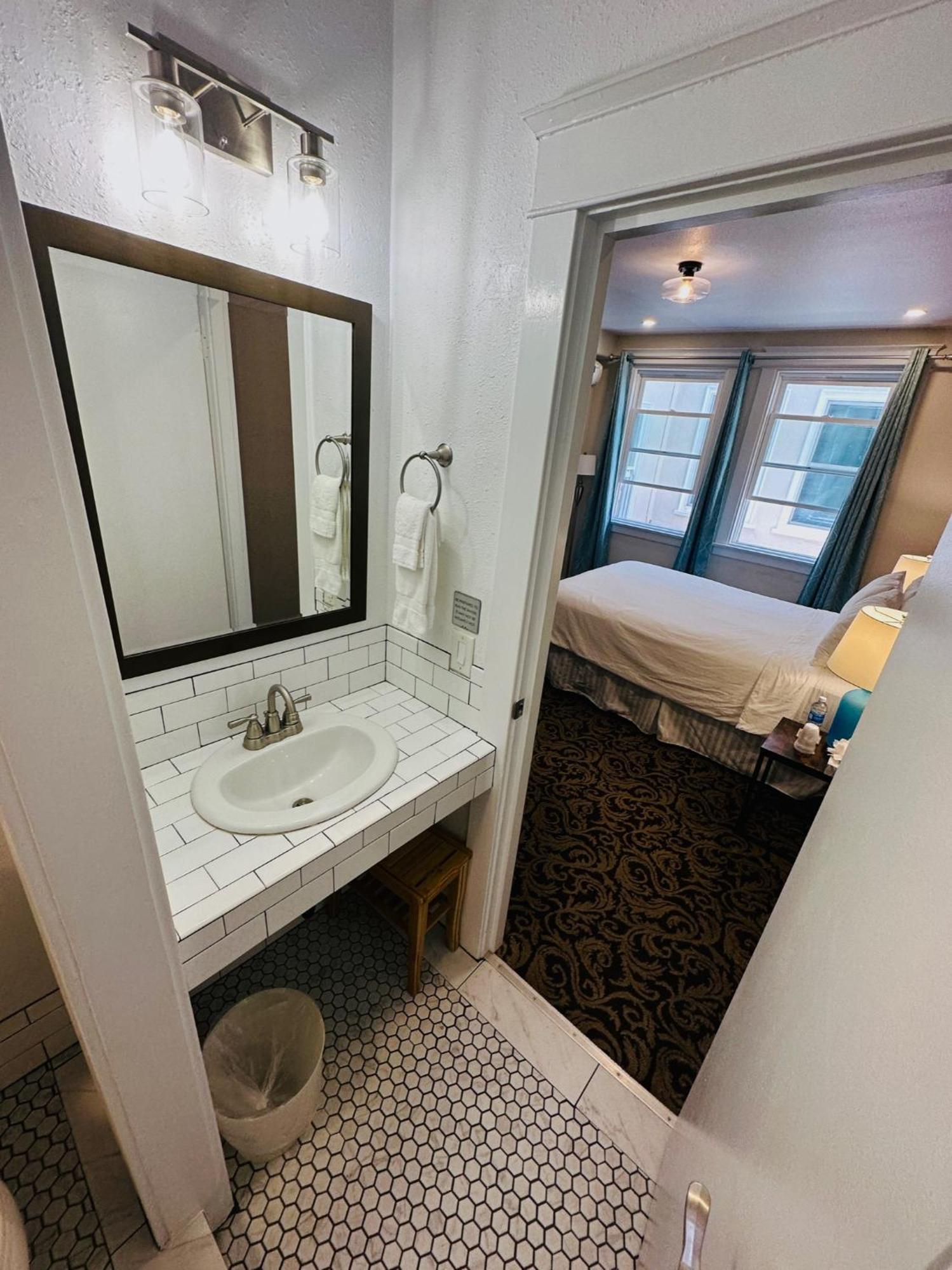 The Edgewater Hotel Avalon Exterior photo
